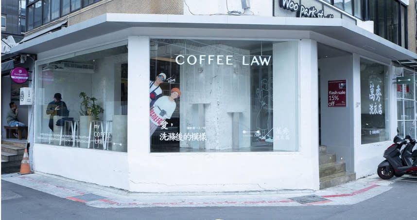 在概念店1樓，會發現萬秀兩人以俏皮姿勢出現在玻璃窗上。（圖／COFFEE LAW提供，以下同）