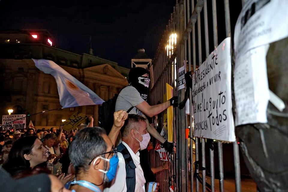 Algunas personas continuaron la manifestación hacia la noche frente a la Casa Rosada