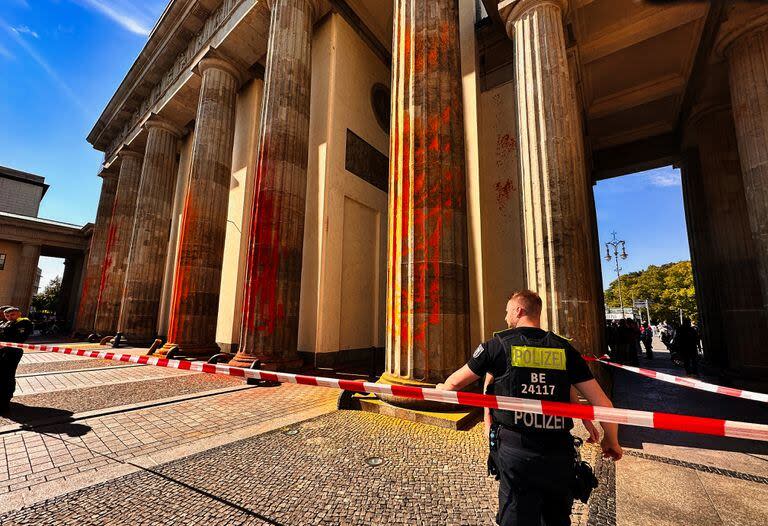 Activistas del grupo Last Generation vandalizaron la Puerta de Brandenburgo con pintura