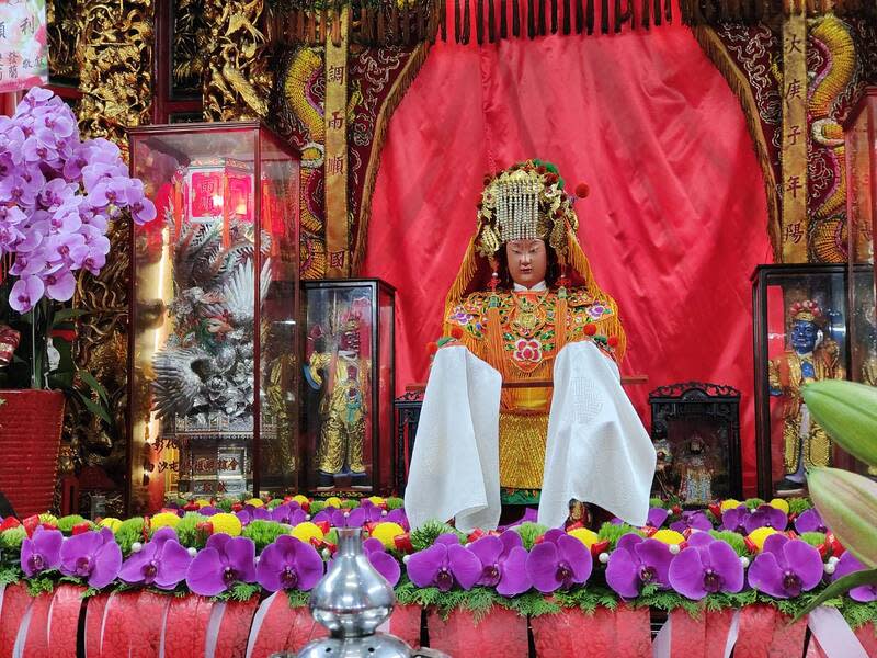 白沙屯媽祖出神龕  等候登轎起駕進香 苗栗縣通霄鎮白沙屯拱天宮媽祖徒步進香18日凌晨將 起駕出發，17日晚間已完成沐浴更衣的媽祖神像被請 出神龕，等候與山邊媽祖合轎啟程。 中央社記者管瑞平攝  113年3月17日 