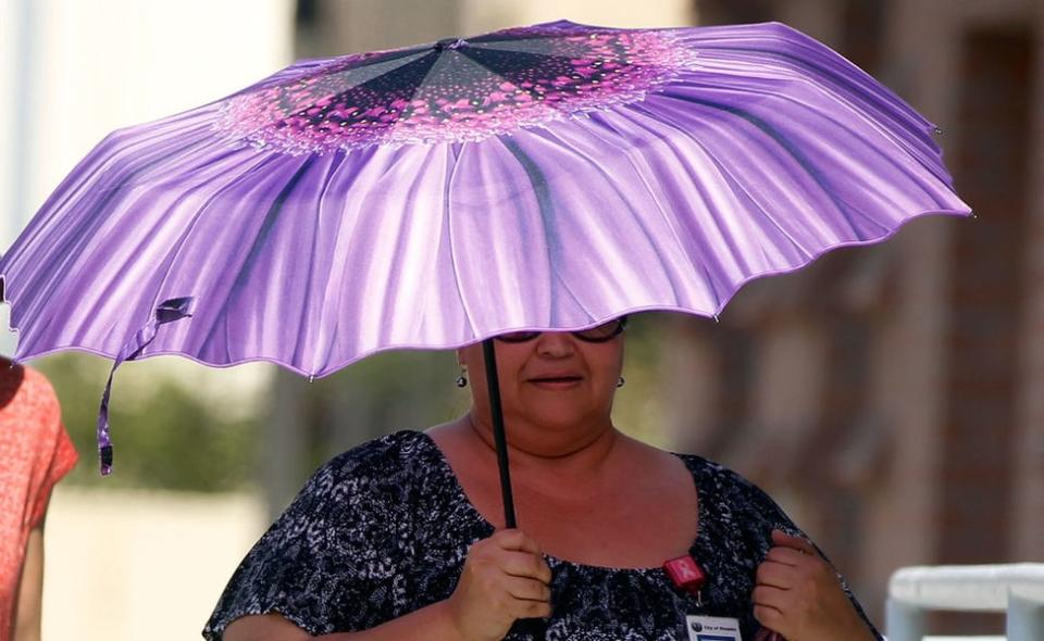 Una residente de Phoenix, Arizona, se protege del sol en junio de 2017.