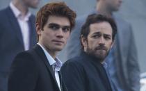 <p>Nach dem Ende von "Beverly Hills" konnte Luke Perry lange Zeit keinen weiteren (Serien-)Hit landen, bis er 2017 eine der Hauptrollen in der Netflix-Produktion "Riverdale" (Bild, rechts) übernahm. (Bild: Netflix)</p> 