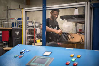 Abdoulie Barry, un exilé gambien de 37 ans, travaille dans un atelier à Tettnang, en Allemagne, en juillet 2019.. PHOTO GORDON WELTERS/THE NEW YORK TIMES