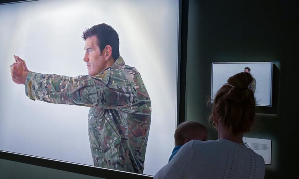 Visitante mira un retrato de Ben Roberts-Smith en el Australian War Memorial en Canberra