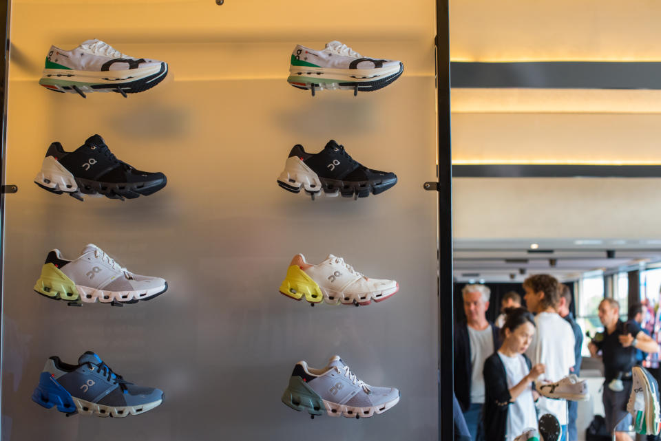 Zapatillas de la marca On Running en una exhibición durante el lanzamiento oficial del On Athletics Club, división de Oceanía. (Foto de Alexander Bogatyrev/SOPA Images/LightRocket vía Getty Images)