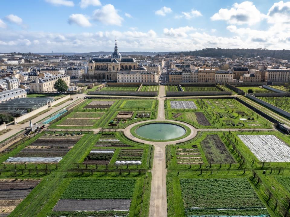 Spend time strolling through the king’s vegetable garden, Le Potager du Roi (Laure Denis)