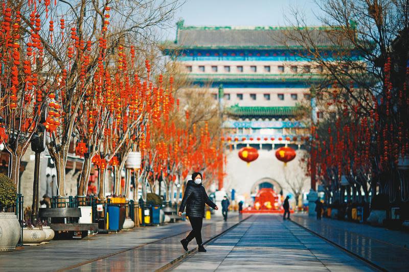 中國疫情失控，北京、上海等城市也宣布封閉式管理，形同半封城。（達志影像）