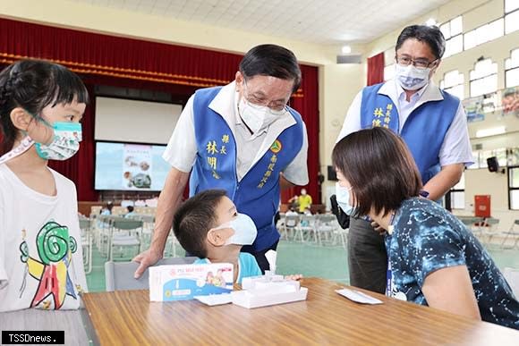 南投縣長林明溱視察幼兒使用上咽快篩試劑採檢。(記者蔡榮宗攝)