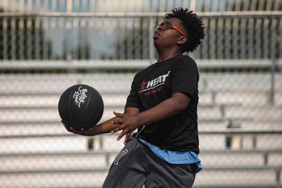 El niño Kheyon Robinson, de 11 años, conduce la pelota durante la clínica de baloncesto organizada por el Jr Heat en asociación con el festival de música Rolling Loud, el 21 de julio de 2022 en el Hard Rock Stadium en Miami Gardens, Florida.