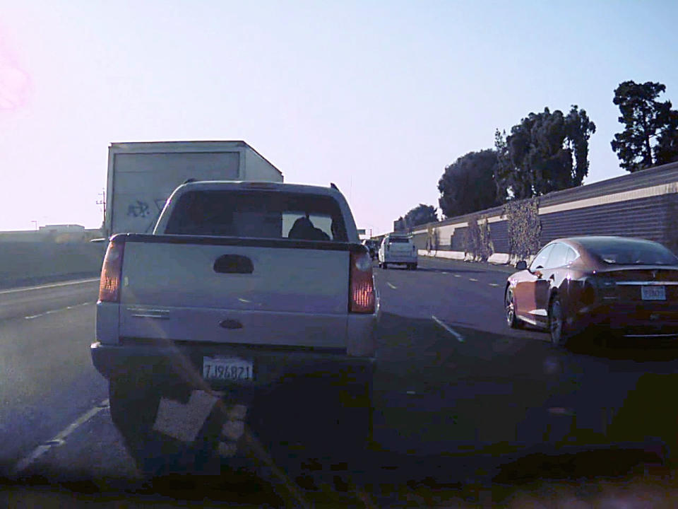 Una imagen fija de un video tomado desde una cámara en el tablero que proporcionó Benjamin Swanson muestra una camioneta que conducía Benjamin Maldonado en una autopista de California segundos antes de que lo impactara un Model 3 de Tesla que viajaba a unos 95 kilómetros por hora en Autopilot. (Benjamin Swanson vía The New York Times).