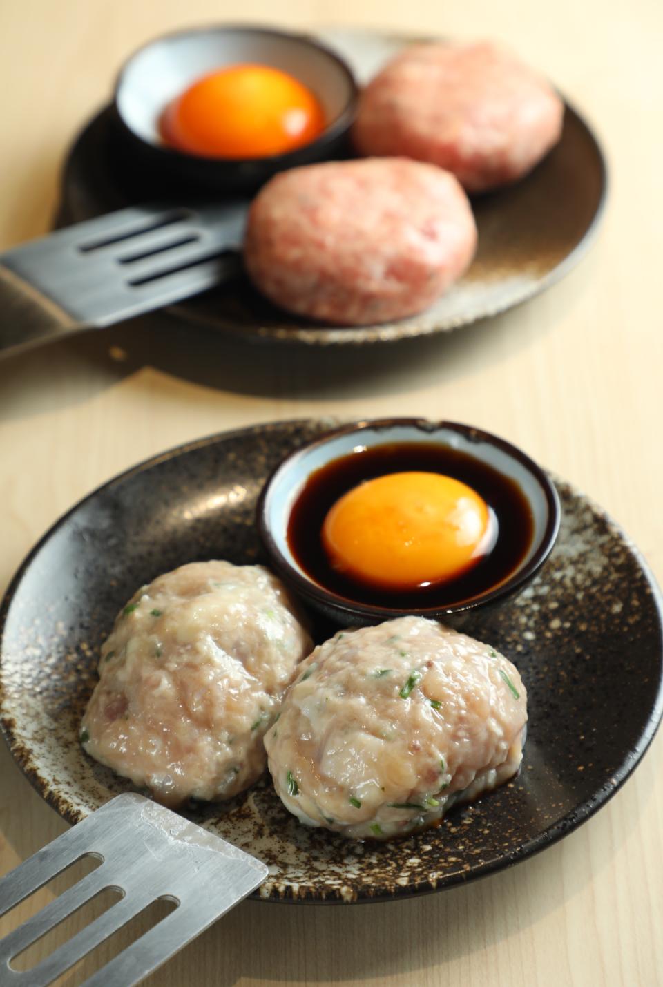 激推「招牌月見雞肉棒子」雞肉打碎加上蔥花，裡頭還有雞軟骨增添口感。（200元／份）