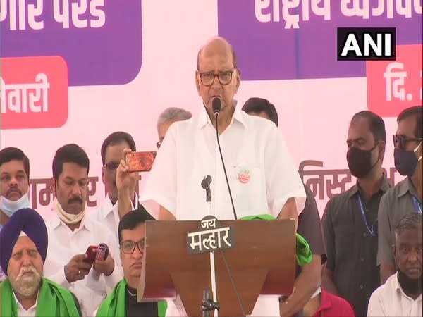 NCP chief Sharad Pawar addressing protesting farmers at Azad Maidan in Mumbai on Monday. (Photo/ANI)