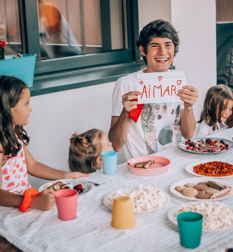 Aimar con sus hermanas en su cumpleaños