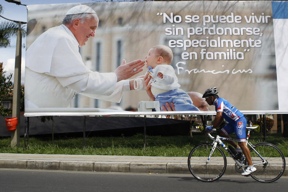 Una valla con la imagen del papa Francisco en Medellín (Colombia). EFE/Luis Eduardo Noriega