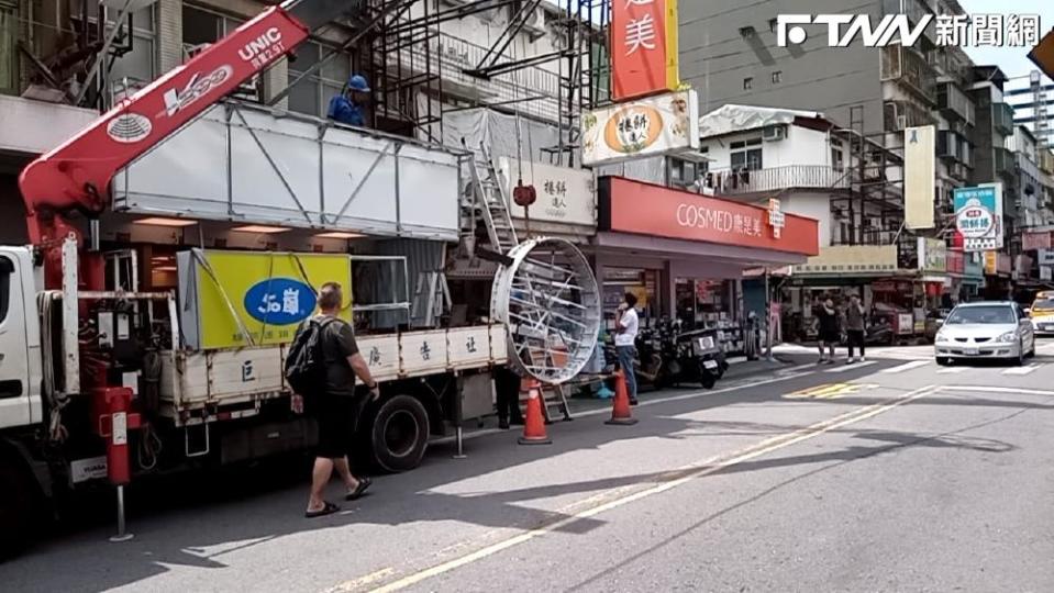 有網友路過永吉路30巷時，發現又有一間飲料店正在裝設招牌。（圖／「信義區三兩事」臉書）