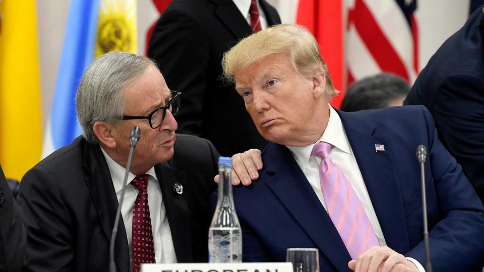 Jean-Claude Juncker (l.) beim vergangen G20-Gipfel in Osaka, Japan, im Gespräch. Der scheidende EU-Kommissionspräsident Juncker cglaubt nicht, dass US-Präsident Trump neue Autozölle erhebt.