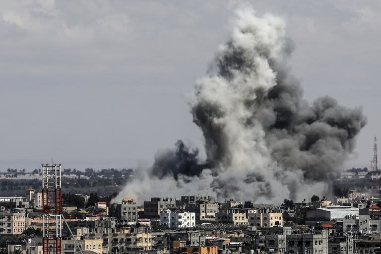 El humo se eleva después de un ataque aéreo israelí al este de la ciudad de Rafah, en el sur de la Franja de Gaza.. Photo: Abed Rahim Khatib/dpa