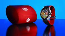 <p>The Tag Heuer Connected Limited Edition Super Mario with a black-and-red strap, accompanied by a red carrying case, against a blue background.</p> 