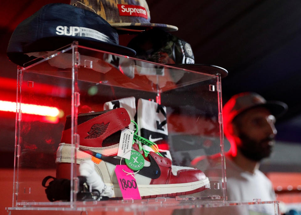 Las zapatillas Nike Off-White Air Jordan 1 se ven en el mercado KICKIT Sneaker e Streetwear en Roma, Italia, 23 de septiembre de 2018. (REUTERS/Alessandro Bianchi/Foto de archivo)