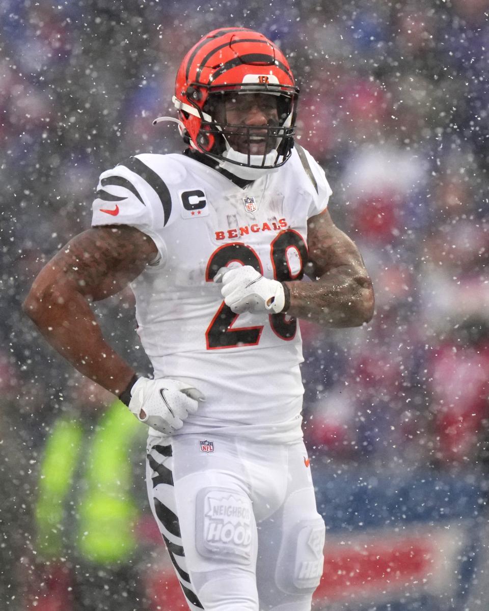 The Cincinnati Bengals are restructuring the contract of running back Joe Mixon.