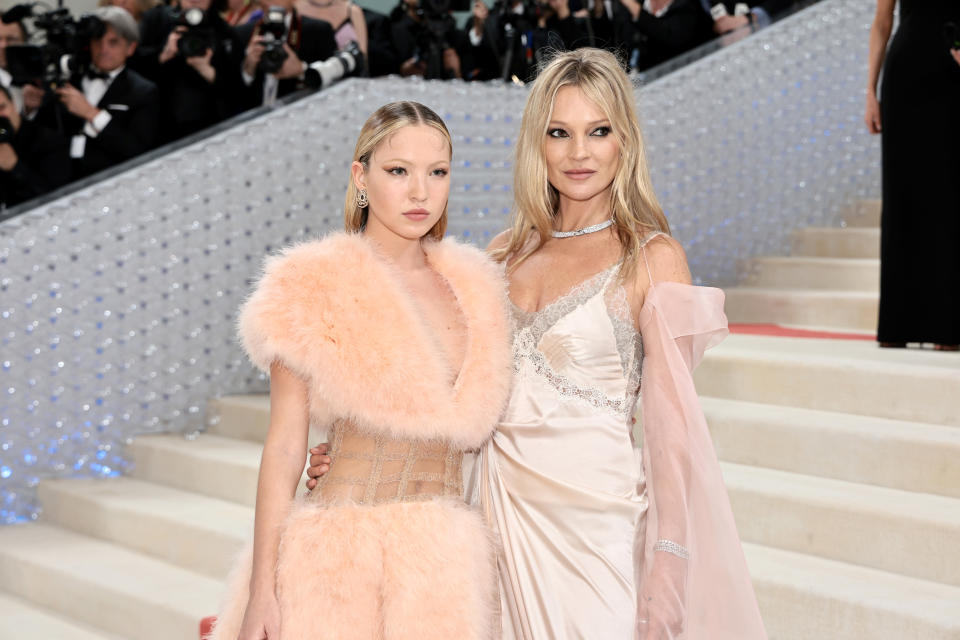 Lila Moss y Kate Moss en la alfombra roja de la Met Gala 2023. Getty Images