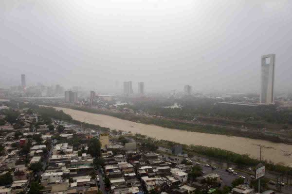 El río Santa Catarina se desbordó tras el paso de Alberto