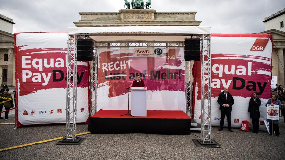 Bundesfrauenministerin Franziska Giffey spricht während einer Kundgebung zum «Equal Pay Day» auf dem Pariser Platz in Berlin. Foto: Bernd von Jutrczenka