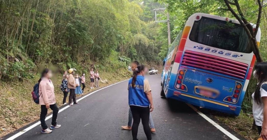 40人遊覽車於14日至苗栗縣南庄鄉遊玩，行經天湖聯絡道時，因山路狹窄，輪胎陷入泥地，車體傾斜，警方獲報立即前往，遊覽車在2小時後順利脫困。 （圖／翻攝畫面）