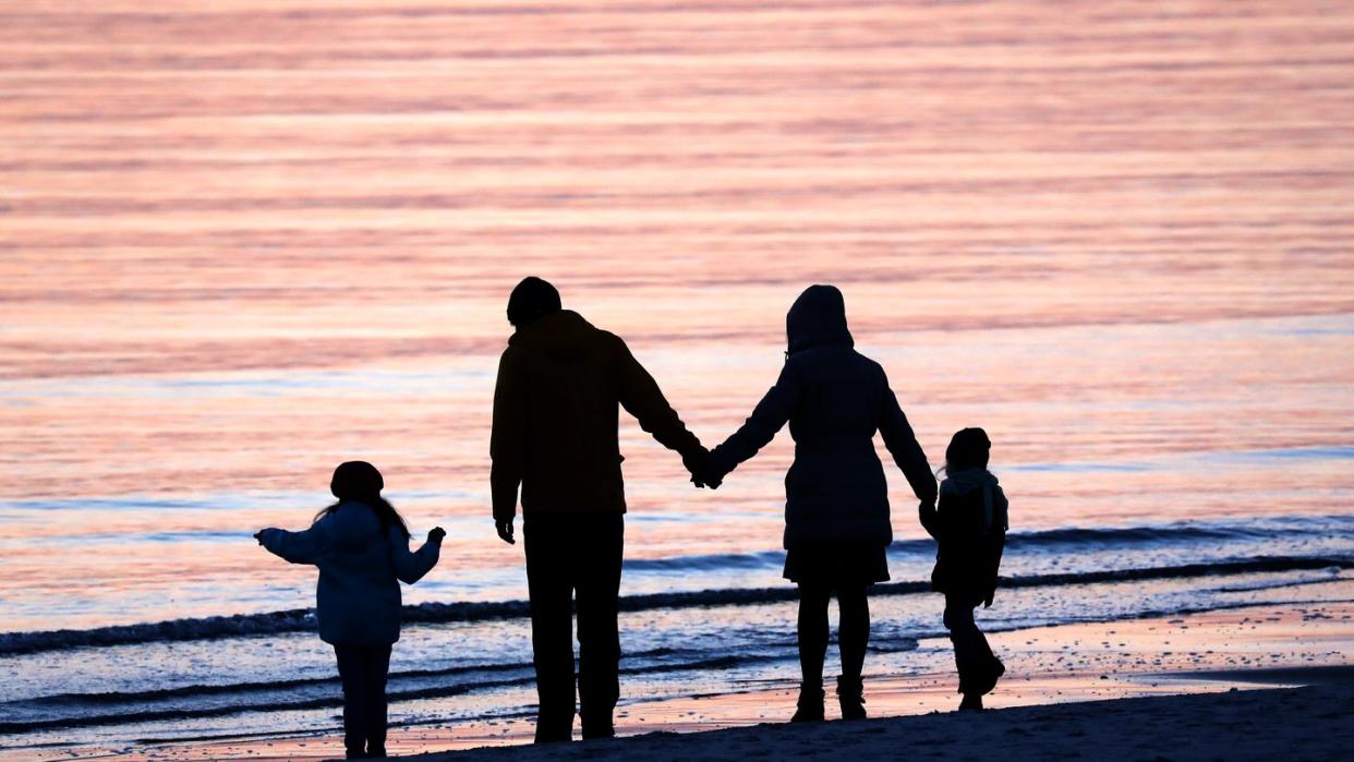 Eine Familie am Strand. Ein Großteil der Adoptionen in Deutschland sind sogenannte Stiefkindadoptionen.