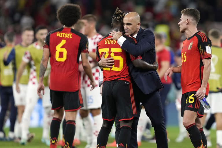 El técnico de Bélgica Roberto Martínez abraza al belga Jeremy Doku tras el empate 0-0 contra Croacia en el partido por el Grupo F del Mundial, el jueves 1 de diciembre de 2022, en Rayán, Qatar. (AP Foto/Thanassis Stavrakis)