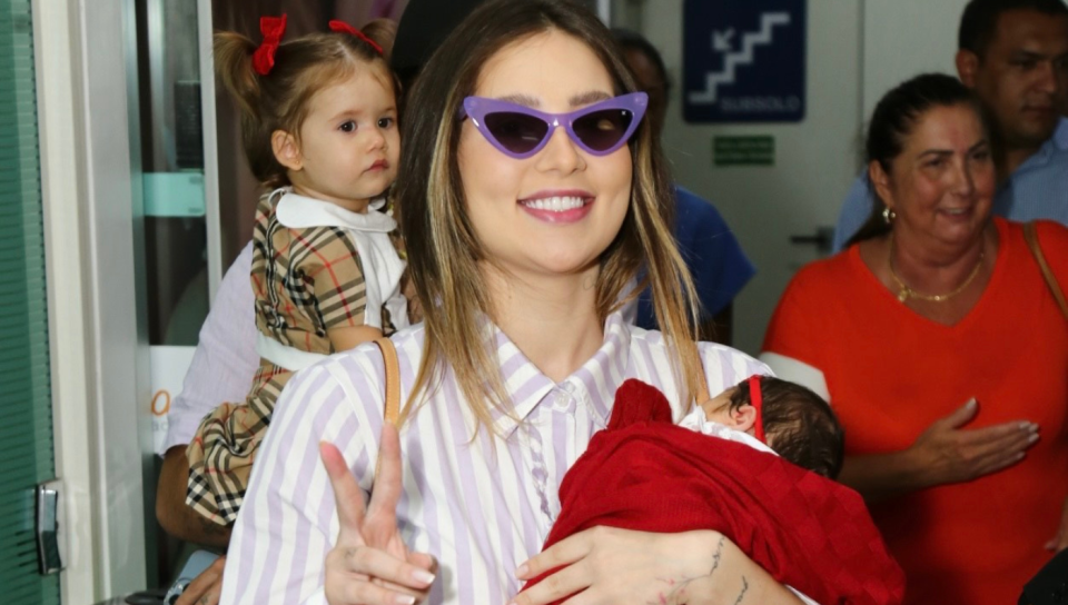 Virg&#xed;nia Fonseca deixou a maternidade com a filha rec&#xe9;m-nascida, Maria Flor (Foto: Cl&#xe1;udio Augusto/Brazilnews)