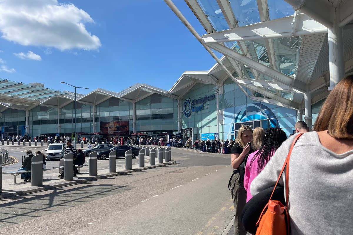 The queue snaking around Birmingham Airport on Saturday. (Reach)