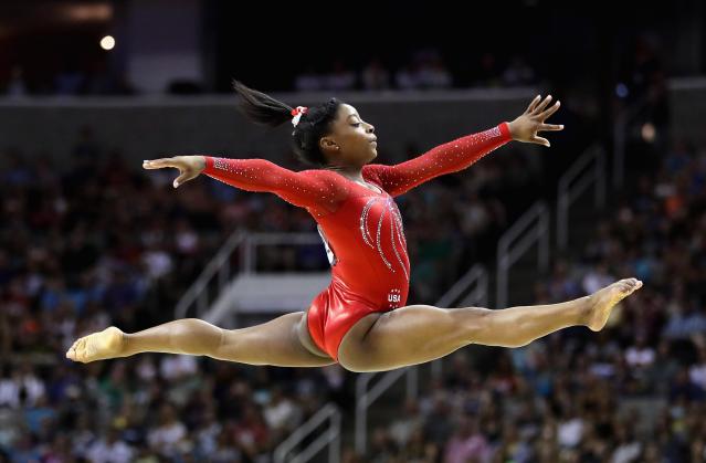 4 Photos That Prove Size Doesn't Matter for Olympic Gymnast Superstar Simone  Biles