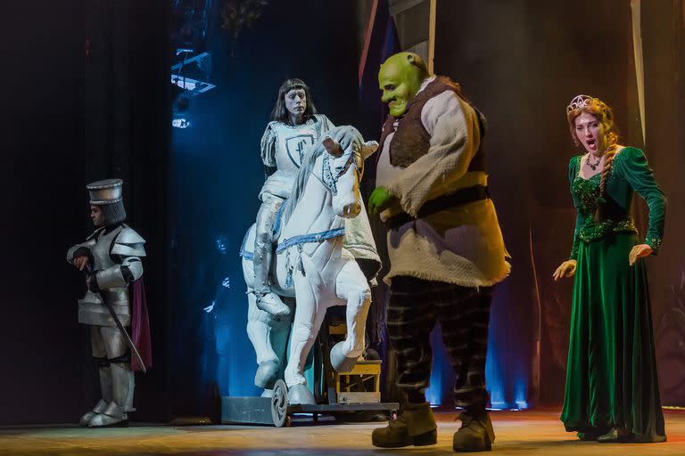 La princesa Fiona, entre el malvado Lord Farquaad y el bueno de Shrek