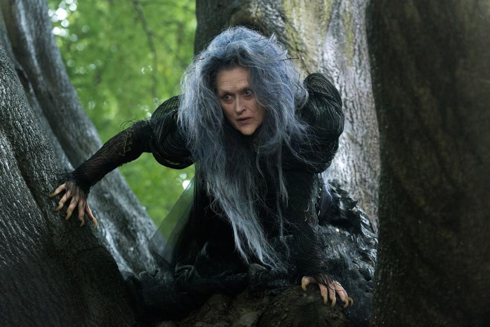 Stars wie Meryl Streep (Bild), Johnny Depp, Anna Kendrick und Chris Pine geben in "Into The Woods" (2014) nicht nur düstere Balladen und komplizierte Chor-Stücke zum Besten, sondern zeigen sich in herrlich absurden Szenen von ihrer humorvollen Seite. Das Kostümdesign tut sein Übriges, um das Märchen-Mash-up auch für die Augen zu einem Fest werden zu lassen. (Bild: Disney)