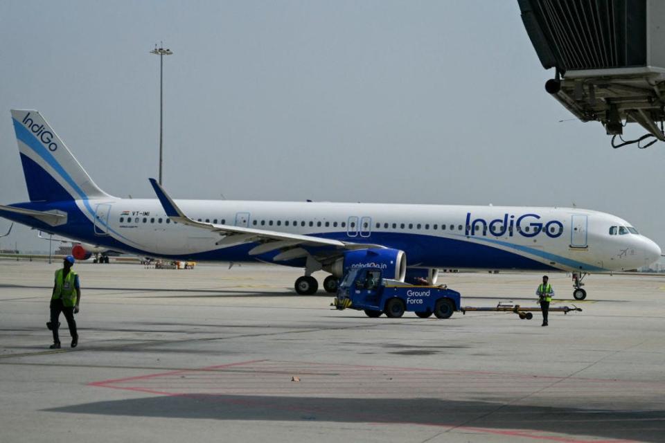 Ein Indigo-Flugzeug steht am 1. Juni 2024 auf der Rollbahn des Kempegowda International Airport in Bengaluru.