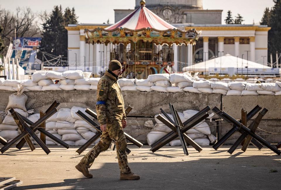 Ein Mitglied der ukrainischen Territorialen Verteidigungskräfte steht am 20. März 2022 an einem Kontrollpunkt in Kiew Wache.