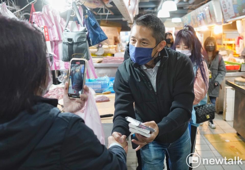 民進黨提名台北市第三選區立委補選候選人吳怡農到長春市場拜票。   圖：張良一 / 攝