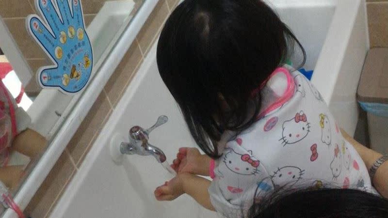 疾管署表示，5歲以下嬰幼兒為腸病毒重症高危險群，建議勤洗手消毒。（示意圖／中市衛生局提供）