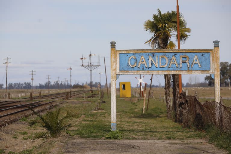 Por la estación de tren de Gándara pasan dos trenes, el que une Mar del Plata con Constitución y el que enlaza Alejandro Korn con Chascomús; los encargados de la estación son de los pocos habitantes del paraje