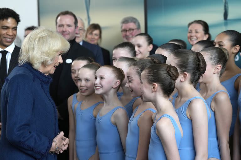 La reina consorte se reúne con los estudiantes, durante una visita a la Escuela de Ballet Elmhurst en Birmingham, para celebrar el centenario de la escuela con los estudiantes actuales, el personal y los exalumnos. 