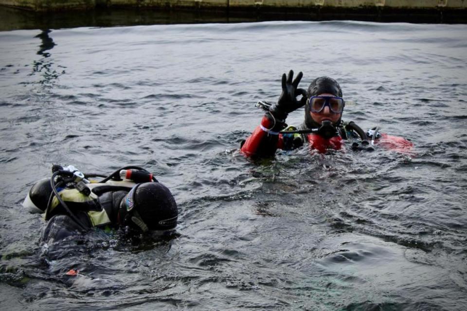 Divers swim in Hinksey lake on New Year's Day 2023 <i>(Image: Oxford Mail)</i>