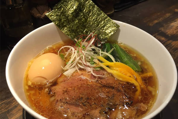 鷹流東京醬油拉麵適合喜歡重口味的饕客。(圖片來源/鷹流らーめん)