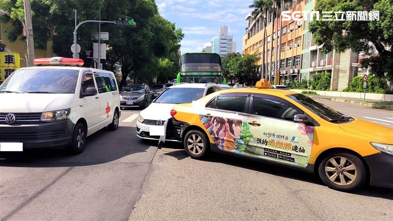 統聯客運在台中民權路追撞前車，造成4車連環撞，1名89歲李姓男子受傷送醫。（圖／翻攝畫面）