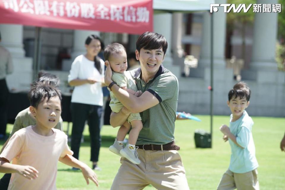 《開創者》李國毅為愛甘願幫忙照顧蔡淑臻兒子。（圖／中視提供）