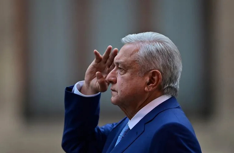  El presidente mexicano Andrés Manuel López Obrador llega a una ceremonia para conmemorar el centésimo día de su tercer año en el cargo, en el Palacio Nacional en Ciudad de México, el 30 de marzo de 2021.