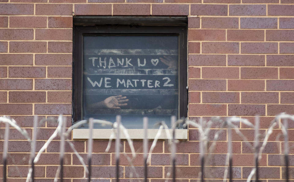 Inmates inside Cook County Jail post messages in the window and signal to protestors outside on April 12 during the coronavirus pandemic. (Brian Cassella/Chicago Tribune/Tribune News Service via Getty Images) (Photo: Chicago Tribune via Getty Images)