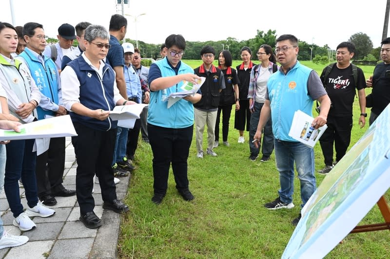 花蓮市公所爭取佐倉運動公園建足球場 花蓮市公所向教育部體育署爭取「優化全民運動與賽 會環境計畫」，擬在佐倉運動公園興建現代化足球 場。20日體育署人員到場會勘，市長魏嘉彥（前左 2）等人陪同並簡報。 （花蓮市公所提供） 中央社記者李先鳳傳真  113年5月20日 