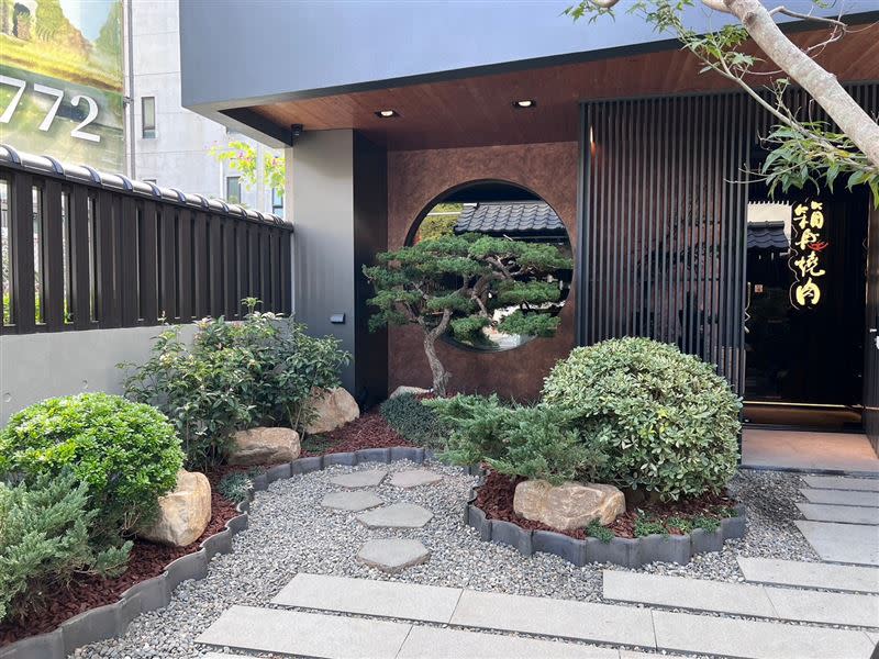 「箱舟燒肉」餐廳打造庭園禪風造景，讓你有一秒飛到日本用餐的錯覺。（圖／元泰餐飲集團提供）