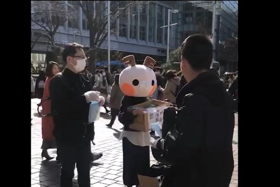 中國人女網紅在數名中國男性協助下在東京街頭發口罩，說是對日本的報恩，三天就在微博獲得二萬次以上點閱。   圖：攝自微博